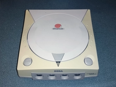Photo d'une console Sega Dreamcast jaunie (source : Tech Tangents YT)