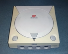Photo d'une console Sega Dreamcast jaunie (source : Tech Tangents YT)