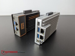 Les deux ZimaBoards, version 1 et 2 (Image source : Notebookcheck)