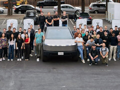 Le Cybertruck à la première station de Superchargeur V4 de 500 kW de Tesla. (Source de l'image : Tesla)