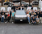 Le Cybertruck à la première station de Superchargeur V4 de 500 kW de Tesla. (Source de l'image : Tesla)
