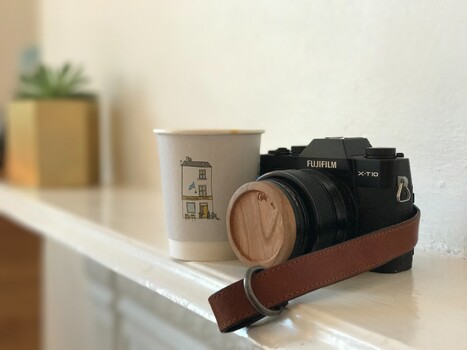L'appareil photo Fujifilm X-T10, de forme carrée, est tout à fait à sa place dans n'importe quel endroit branché du coin. (Source de l'image : Austin Park sur Unsplash)