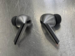 Les Galaxy Buds3 Pro ressemblent à une version argentée des AirPods Pro. (Source de l'image : Instagram)