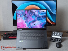 Le Gigabyte Gaming A16 Pro à côté du Stream Deck+