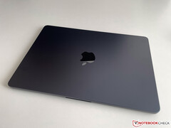 Le Apple MacBook Air M2 dans la nouvelle couleur Midnight est apparemment sujet aux rayures et aux éraflures (Image : Notebookcheck)