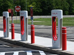 Les superchargeurs Tesla. La Californie se targue d'avoir plus de stations de recharge de VE que de pompes à essence (Source de l'image : J Dean on Unsplash)