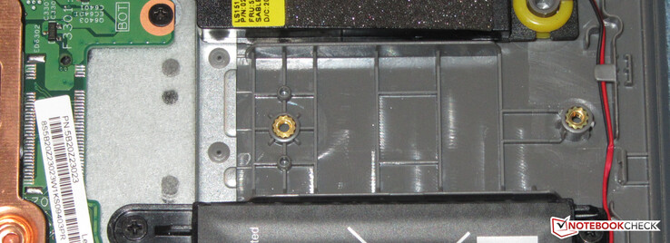 Les ordinateurs portables équipés de SSD M.2 sont disponibles dans la gamme IdeaPad 1. Notre appareil de test ne dispose pas de l'emplacement correspondant.