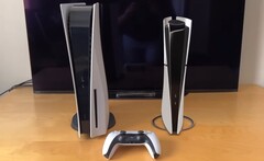 La PS5 Slim semble beaucoup plus compacte que la PS5 originale dans une vidéo de comparaison en réalité augmentée. (Source de l&#039;image : rtql8d)