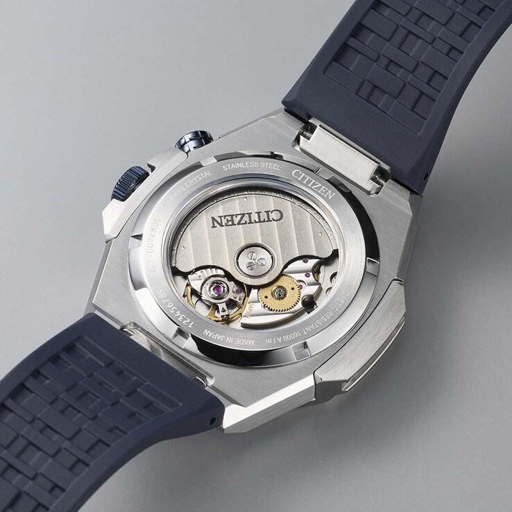 Le mouvement automatique Calibre 9051 de Citizen est visible à travers le fond transparent du boîtier.