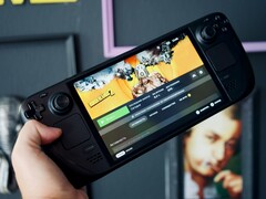 Une main tenant un Steam Deck OLED (Source de l&#039;image : Georgiy Lyamin via Unsplash ; recadré)