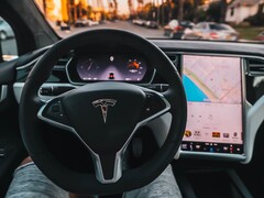 Après la mise à jour logicielle 2022.4, l'Autopilot de Tesla sera plus agressif en matière de freinage par récupération (Image : Roberto Nickson)