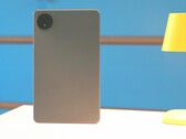 Le boîtier est assez peu spectaculaire, mais Xiaomi y installe une batterie puissante et un écran lumineux (Image source : Notebookcheck)