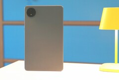 Le boîtier est assez peu spectaculaire, mais Xiaomi y installe une batterie puissante et un écran lumineux (Image source : Notebookcheck)