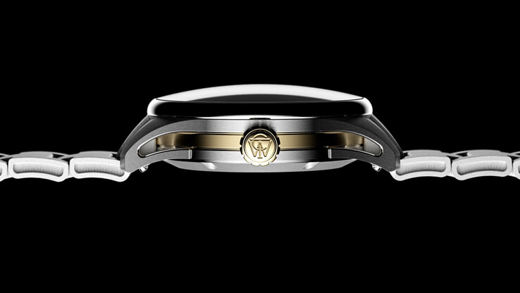 Profil latéral de la Timex Atelier GMT Première M1a, mettant en valeur son verre saphir bombé, son boîtier en acier inoxydable et sa partie centrale dorée.