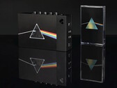 Le coffret collector « We Are Rewind x Pink Floyd » comprend un lecteur de cassettes en édition limitée et l'édition du 50e anniversaire de *The Dark Side of the Moon*.