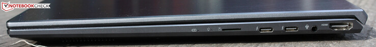 A droite : Lecteur de cartes : microSD, 2 Thunderbolt USB 3.2 Gen 2x2, prise audio combo 3,5 mm, HDMI 2.0b