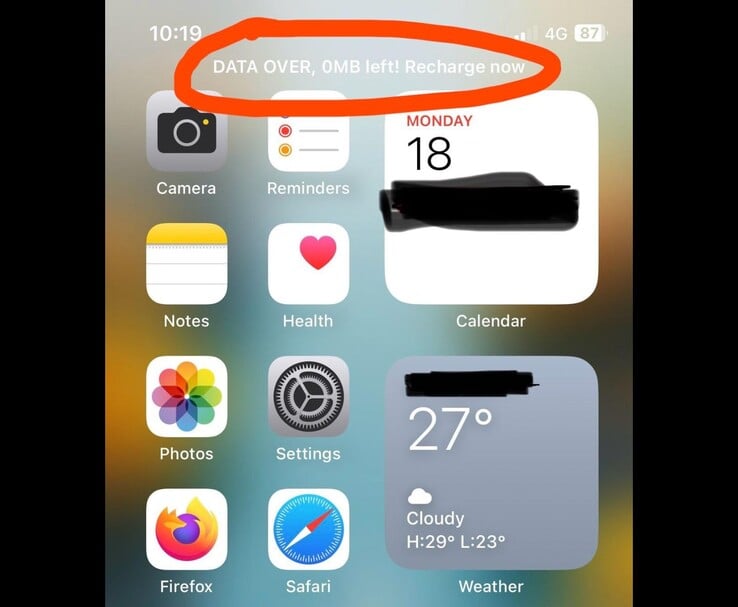 écran d'accueil d'un iPhone affichant une alerte "DATA OVER, 0MB left ! Rechargez maintenant" (Image source : Reddit/r/ios via u/grmln_rsn)