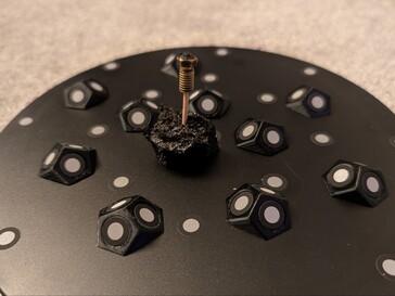 Buse cassée sur un plateau tournant avec des marqueurs