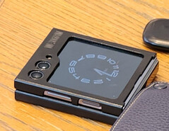 Un Galaxy Z Flip5 dans un étui étanche. (Source de l'image : @Tech_Reve)