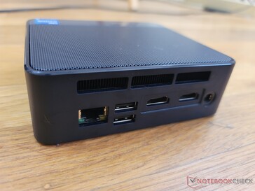 Arrière : Gigabit RJ-45, 2x USB 3.0, 2x HDMI 2.0, adaptateur secteur