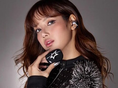 La star de la K-pop LISA porte les écouteurs Bose x LISA Ultra Open et tient son étui. (Source de l'image : Bose)