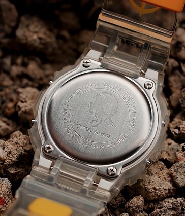 Vue arrière de la G-Shock x Mobile Suit Gundam transparente montrant la marque Pegasus de la flotte White Base gravée sur le fond du boîtier.