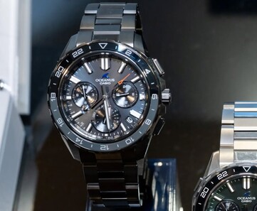 Montre Casio Oceanus OCW-P3000 noire vue de face, avec son boîtier revêtu de DLC, son cadran noir et sa lunette 24 heures.