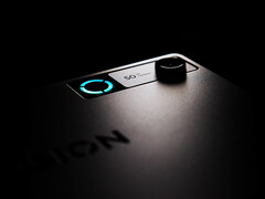 La tablette de jeu Y700 Gen 5 est dotée d'une fonction d'interconnexion des appareils iOS. Photo : une photo promotionnelle montrant une partie du dos de la tablette.