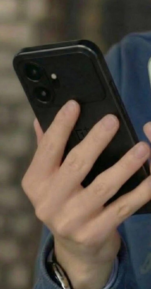 Photo espionnée du OnePlus 15T.