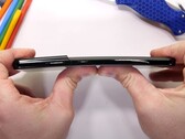 Samsung Galaxy S21 Ultra bend test (Source : JerryRigEverything sur YouTube)