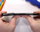 Samsung Galaxy S21 Ultra bend test (Source : JerryRigEverything sur YouTube)