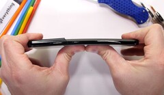 Samsung Galaxy S21 Ultra bend test (Source : JerryRigEverything sur YouTube)