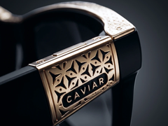 Les nouvelles lunettes « Odyssey » de Caviar sont disponibles en or ou en argent.