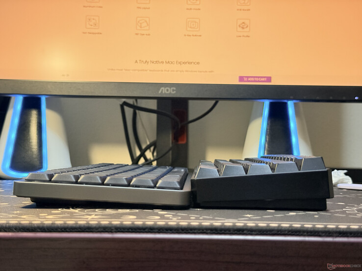 L'Akko Air 01 à côté d'un clavier mécanique classique