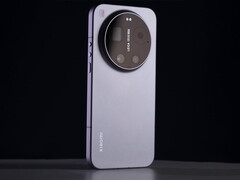 Il semble que le Xiaomi 17 Ultra sera disponible en quatre coloris. Sur la photo : l'option violette. (Source de l'image : Lu Weibing)