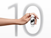 Le Smart Band 10 coûte 49,99 euros dans l'UE. Sur la photo, une image de marketing ; une main tenant le dispositif portable avec "10" en arrière-plan. (Source de l'image : Xiaomi)