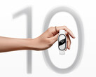 Le Smart Band 10 coûte 49,99 euros dans l'UE. Sur la photo, une image de marketing ; une main tenant le dispositif portable avec "10" en arrière-plan. (Source de l'image : Xiaomi)
