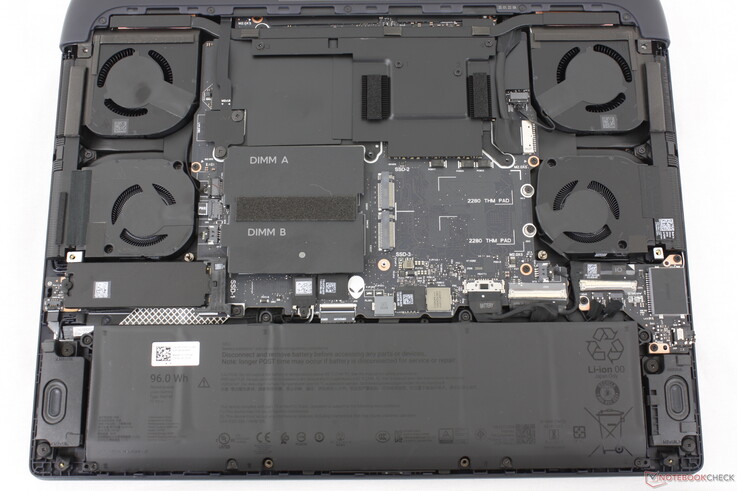 2025 Alienware 16 Area-51 pour comparaison. Il n'y a pas de changement majeur au niveau des composants internes