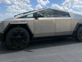 Le PDG de Tesla chevauche le Cybertruck RC (image : Elon Musk/X)