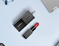 Le dernier chargeur d&#039;ordinateur portable de Lenovo mise sur un facteur de forme compact. (Image source : Lenovo)