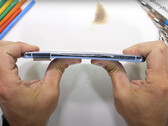 Le Pixel 8 Pro dispose d'un cadre plus rigide que son prédécesseur. (Source de l'image : JerryRigEverything)
