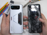 Le 6 Pro rejoint le 5 Pro. (Source : JerryRigEverything via YouTube)
