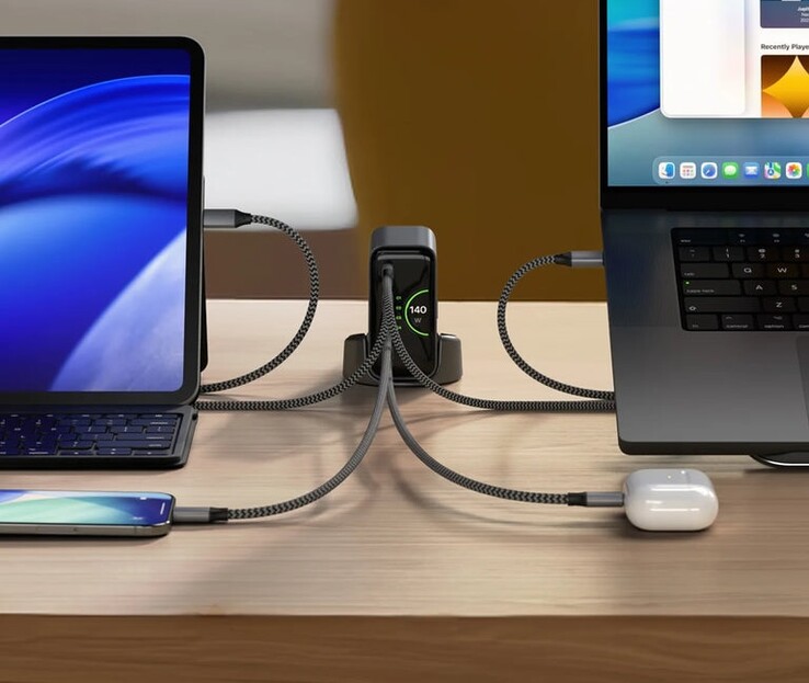 Le chargeur rapide à quatre ports de Satechi peut alimenter plusieurs appareils en même temps. 