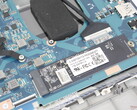 Le SSD et le CPU ont un refroidissement limité, probablement en raison du poids très faible de l'ordinateur portable Dynabook (Image source : Notebookcheck)