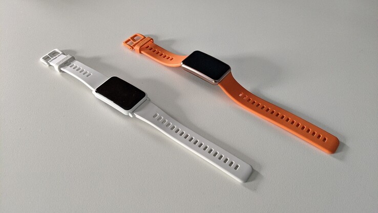 A gauche : la Honor Watch ES en blanc Icelandic, à droite, la Huawei Watch Fit en Orange Cantaloupe.
