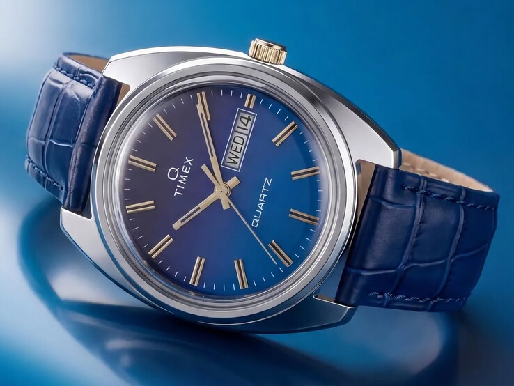Vue en angle de la Timex Q 1976 Day and Date, mettant en valeur son cadran bleu dégradé, son boîtier en acier inoxydable poli et sa couronne dorée.