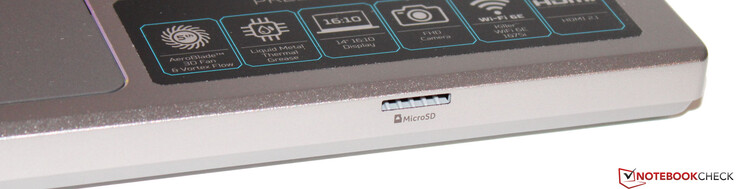Le lecteur de carte mémoire se trouve à l'avant de l'appareil (MicroSD).