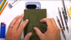 Google Pixel 10 Pro XL : Le premier flagship Android d&#039;un grand fabricant avec des aimants intégrés, révélés lors d&#039;un test de durabilité. (Source de l&#039;image : JerryRigEverything)