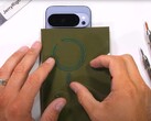 Google Pixel 10 Pro XL : Le premier flagship Android d'un grand fabricant avec des aimants intégrés, révélés lors d'un test de durabilité. (Source de l'image : JerryRigEverything)