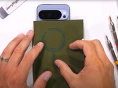 Google Pixel 10 Pro XL : Le premier flagship Android d'un grand fabricant avec des aimants intégrés, révélés lors d'un test de durabilité. (Source de l'image : JerryRigEverything)